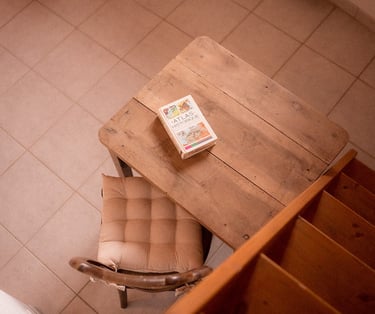 Espace détente de la chambre hirondelle de la Ferme du Veyre