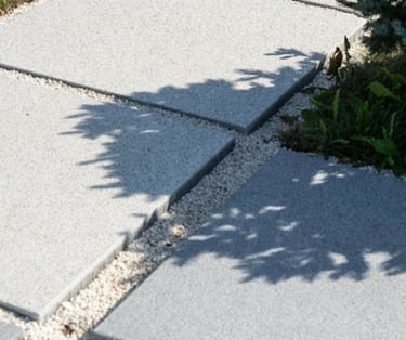 Didelė balta kiemo plytelė