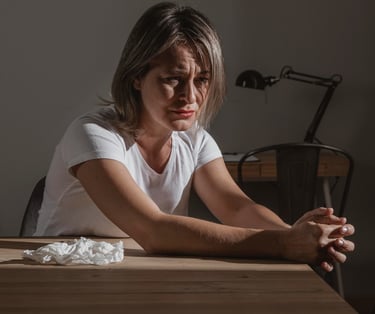 femme en larmes, stressée en plein burn-out