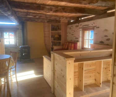 Vue générale: bibliothèque, avec banquette 2 couchages en L