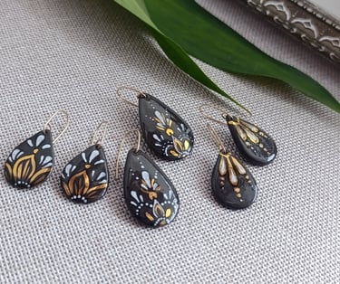 Black porcelain jewelry with 24 carat gold decoration.