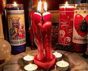 vela de pareja roja encendida en un ritual de amarre de amor