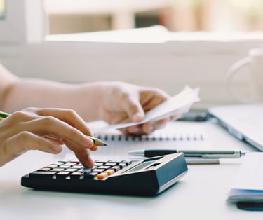 صورة تمثل إعداد الميزانيات المعتمدة والتقارير المالية النهائية للشركات في الكويت. والتحليل المالي