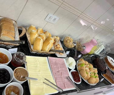 café da manhã para hospedes, bolos, frios, leite, yogurte