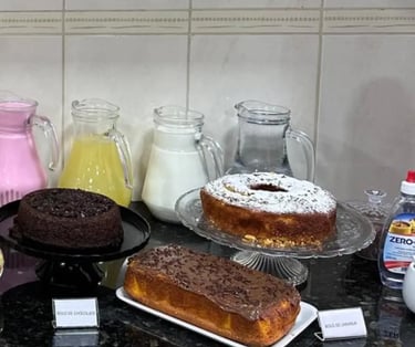 café da manhã com bolos tortas, yogurte, sucos
