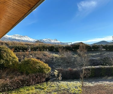 Vue du jardin en hiver, sur les montagnes du massif des Ecrins.