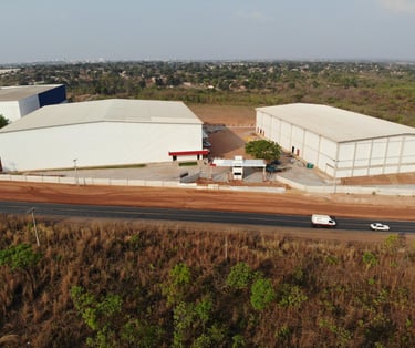 Galpões industriais e armazéns logísticos em área urbana de Mato Grosso vistos de cima