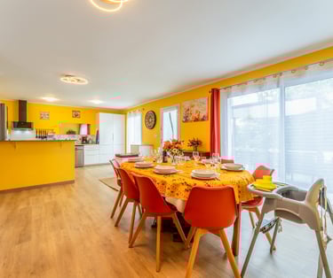 La pièce de vie, avec cuisine ouverte, espace repas, accès terrasse au sud.