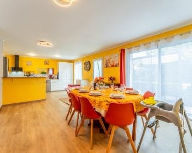 Vaste séjour chaleureux du gîte Le Jardin des Rocailles à Villeneuve-lès-Avignon