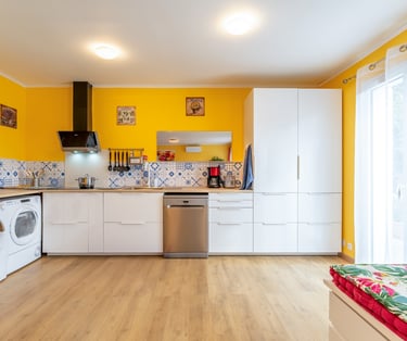 La cuisine moderne entièrement équipée