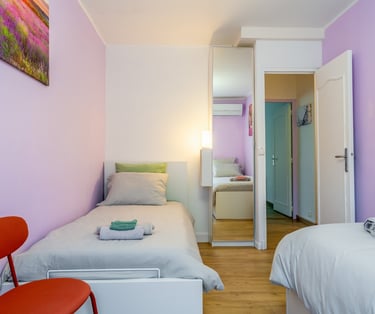 La chambre 2 au nord, avec vue sur le jardin zen.