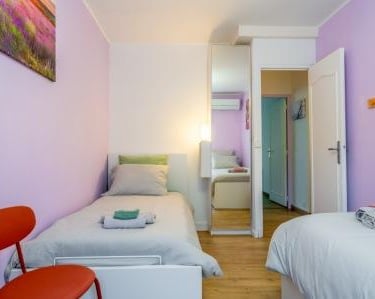 La chambre lavande, vue jardin, du gîte Le Jardin des Rocailles à Villeneuve-lès-Avignon