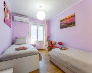 La chambre lavande, vue jardin, du gîte Le Jardin des Rocailles à Villeneuve-lès-Avignon