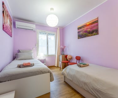 La chambre 2 au nord, avec vue sur le jardin zen.
