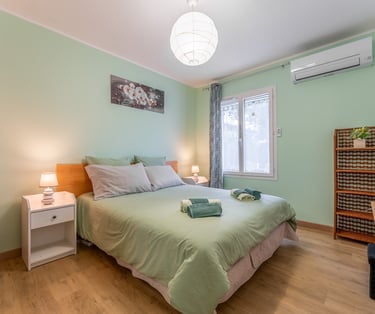 La chambre 3 au sud, avec vue sur le jardin fleuri et arboré.