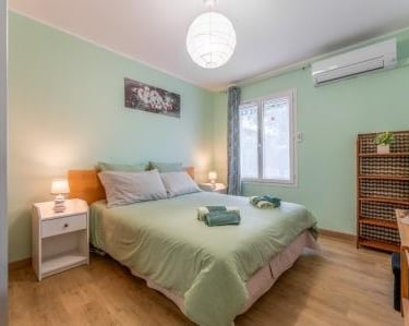 La chambre Nature, vue jardin, du gîte Le Jardin des Rocailles à Villeneuve-lès-Avignon