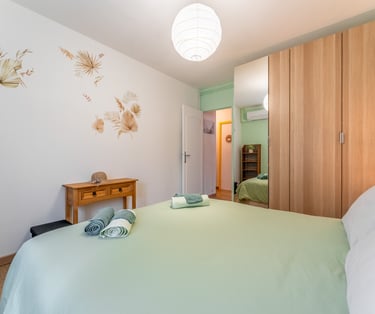 La chambre 3 au sud, avec vue sur le jardin fleuri et arboré.