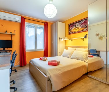 La chambre 4, au nord, avec vue sur le jardin zen. Pour le télétravail ou le jeu vidéo.
