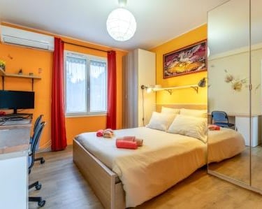 La chambre Rêverie spécial télétravail, avec vue jardin, du gîte Le Jardin des Rocailles à Villeneuve-lès-Avignon