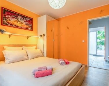 La chambre Rêverie, spécial télétravail, vue jardin, du gîte Le Jardin des Rocailles à Villeneuve-lès-Avignon