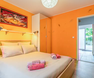 La chambre 4, au nord, avec vue sur le jardin zen. Pour le télétravail ou le jeu vidéo.