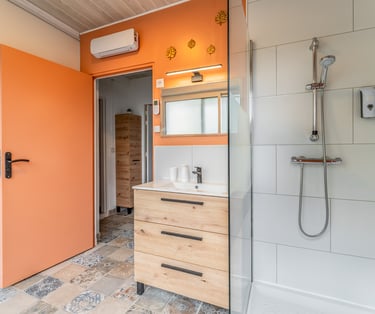La deuxième salle de bain avec douche et accès direct vers la piscine.