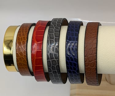 bracelet aligator sur présentoir 