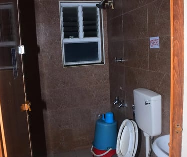 Clean attached bathroom at Hotel Aishwariyam Thirukadaiyur hotel near Abirami Temple