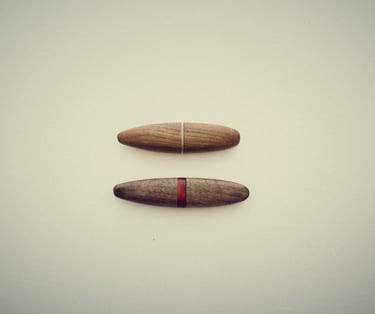 2 pocket knives minimalistic