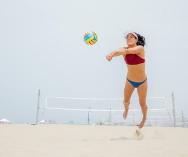 joueuse de beach tennis sur la plage