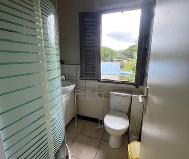 salle de bain équipé avec DW intégré