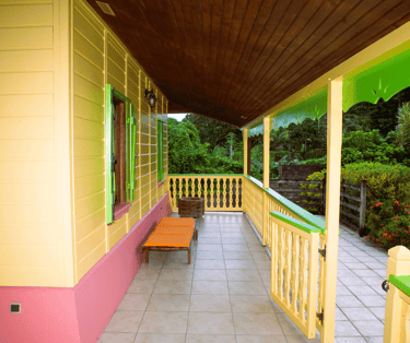 vue sur le jardin interieur et du barbecue