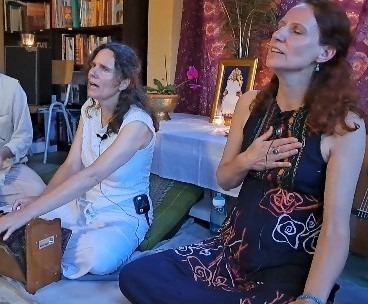 Samen mantra's zingen voor innerlijke rust