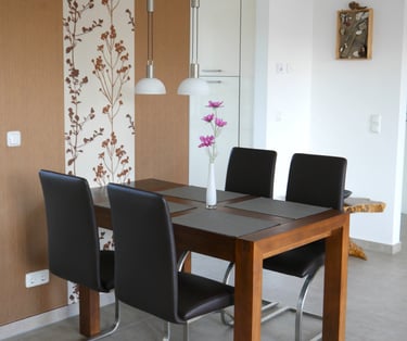 Esstisch mit 4 Freischwinger Stühlen und Pendelleuchte