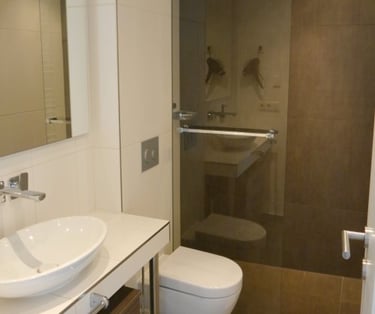 Bad mit Toilette und bodengleicher Dusche