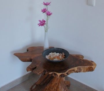 kleiner Beistelltisch, bestehend aus Baumscheibe und Fuß aus Baumstamm