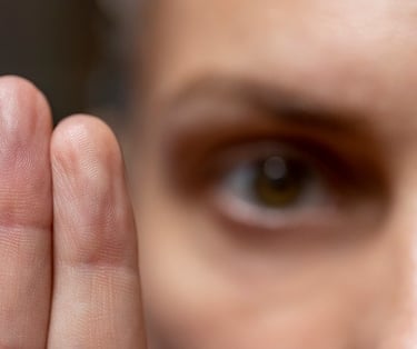une femme montrant deux doigts pour pratiquer l'EMDR