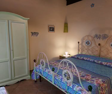 Interior de una habitación en una casa rural cerca de Olbia, en la campiña de Cerdeña