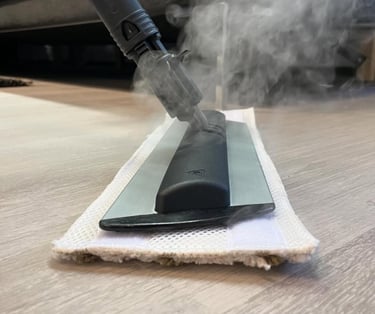 Mop parowy EV z systemem wymiennych padów. Profesjonalne, ekologiczne mycie podłóg drewnianych i płytek bez smug i chemii.