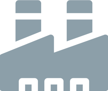 Icono plano gris de una fábrica industrial con dos chimeneas que representa la manufactura y la prod