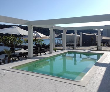 Privater Swimmingpool mit Sonnenliegen bei einem Luxusapartment in Kampor auf Rab