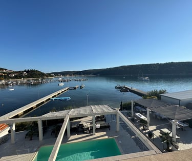 Privater Bootssteg mit festgemachtem Boot nahe einem Luxusapartment in Kampor auf Rab