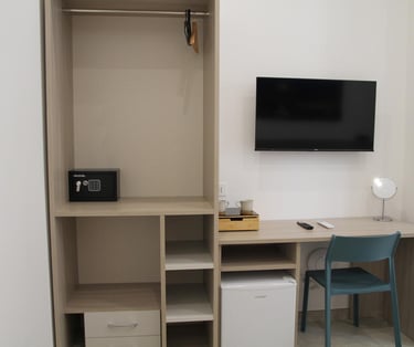 scrivania, smart tv, armadio, cassaforte Camera Matrimoniale con letto supplementare