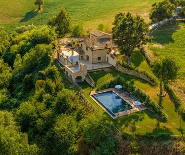 vista villa con piscina tra colline Marche