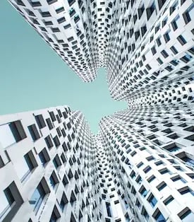 Immeuble vu en contre-plongée, représente l'art de bâtir