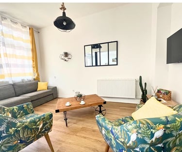 Salon cosy avec TV et canapé, logement professionnel pour séjour de longue durée