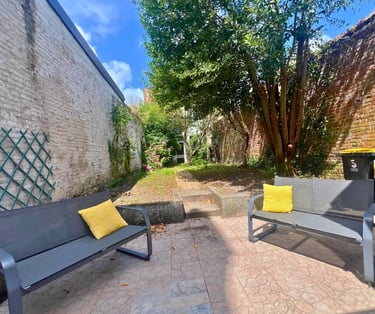 Cour privée avec bancs, espace détente pour hébergement professionnel