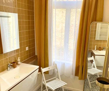 Salle de bain avec douche, logement professionnel pratique