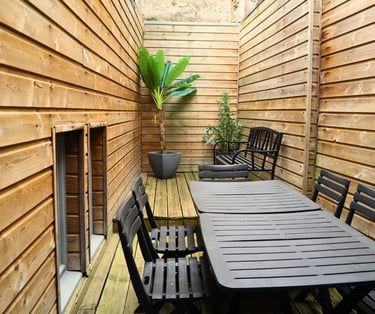 Terrasse bois aménagée, espace extérieur pour logement professionnel