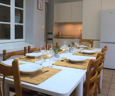 Table dressée pour repas d’équipe, logement professionnel à Saint-Omer
